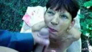 Boy und Oma - Outdoor mit einer knackigen 79 jährigen Granny