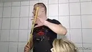 Deutsche Tochter verführt den installateur um ihn zu ficken