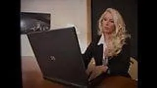 Schöne deutsche Blondine im Büro gefickt