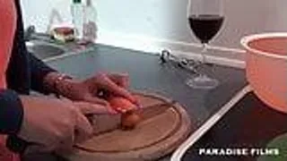 Deutsche Lesben lecken sich in der Küche