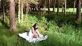 Tief im Wald in den Arsch gefickt