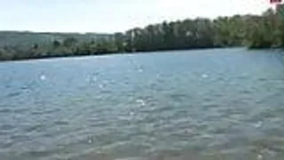Ein Amateur Teeny im Bikini die an ihrer Pussy rubbelt