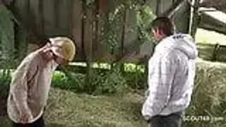 Sex auf dem Bauernhof - Die Bäuerin auf dem Stroh geknallt
