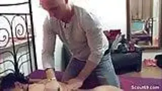 Deutsche Milf mit Monstertitten verführt ihren neuen Kunden zum Sex