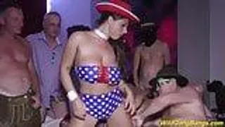 Milf mit grossen Titten wird beim Gangbang gefickt