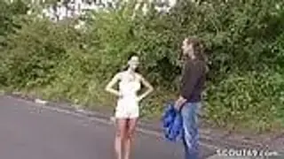Sexy mädel mit grossen Titten fickt Fremden auf der strasse