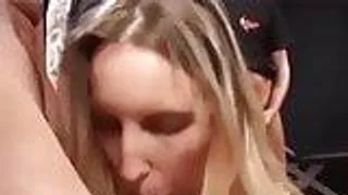 Alle Löcher bereit für ihren ersten Gangbang