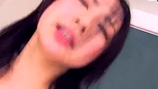 Asiatische Studentin kriegt Sperma in die Pussy