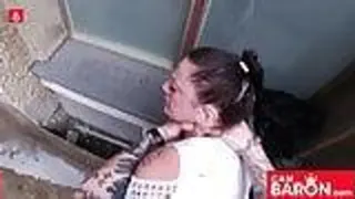 Milf adrienne Kiss wird in der Bar gefickt